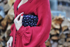 halloween DIY -googly-eyeball-clutch_red-dress