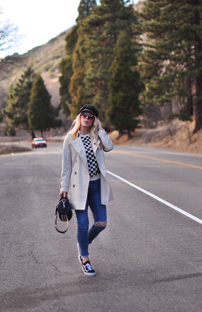 casual style-in the mountains-on the highway-checkered sweatshirt-vans-burberry trench coat-california winter style
