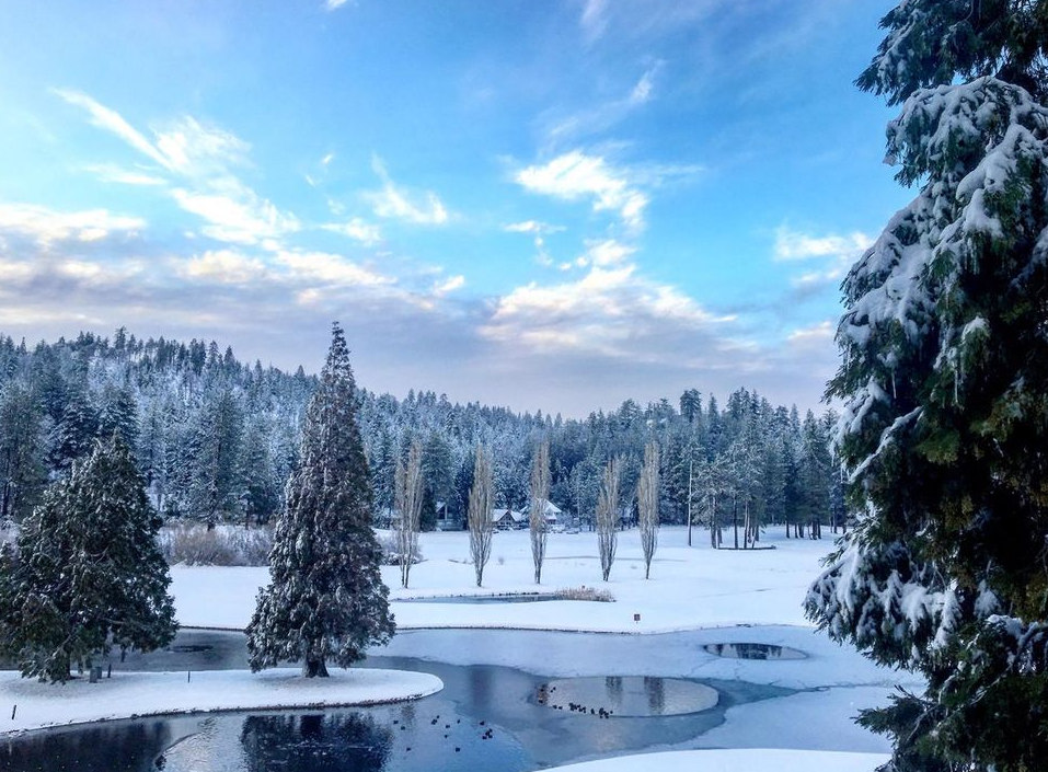 lake arrowhead house on the golf course - in the snow