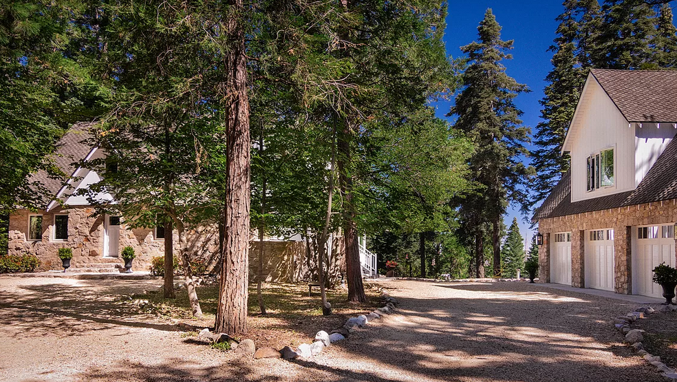 Rustic Villa house with flat land in lake arrowhead sky forest