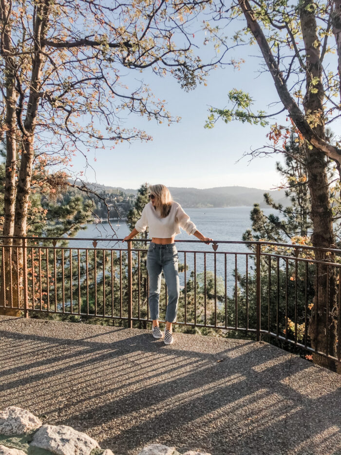 retro high rise light wash jeans with cropped white sweatshirt and vans in lake arrowhead california