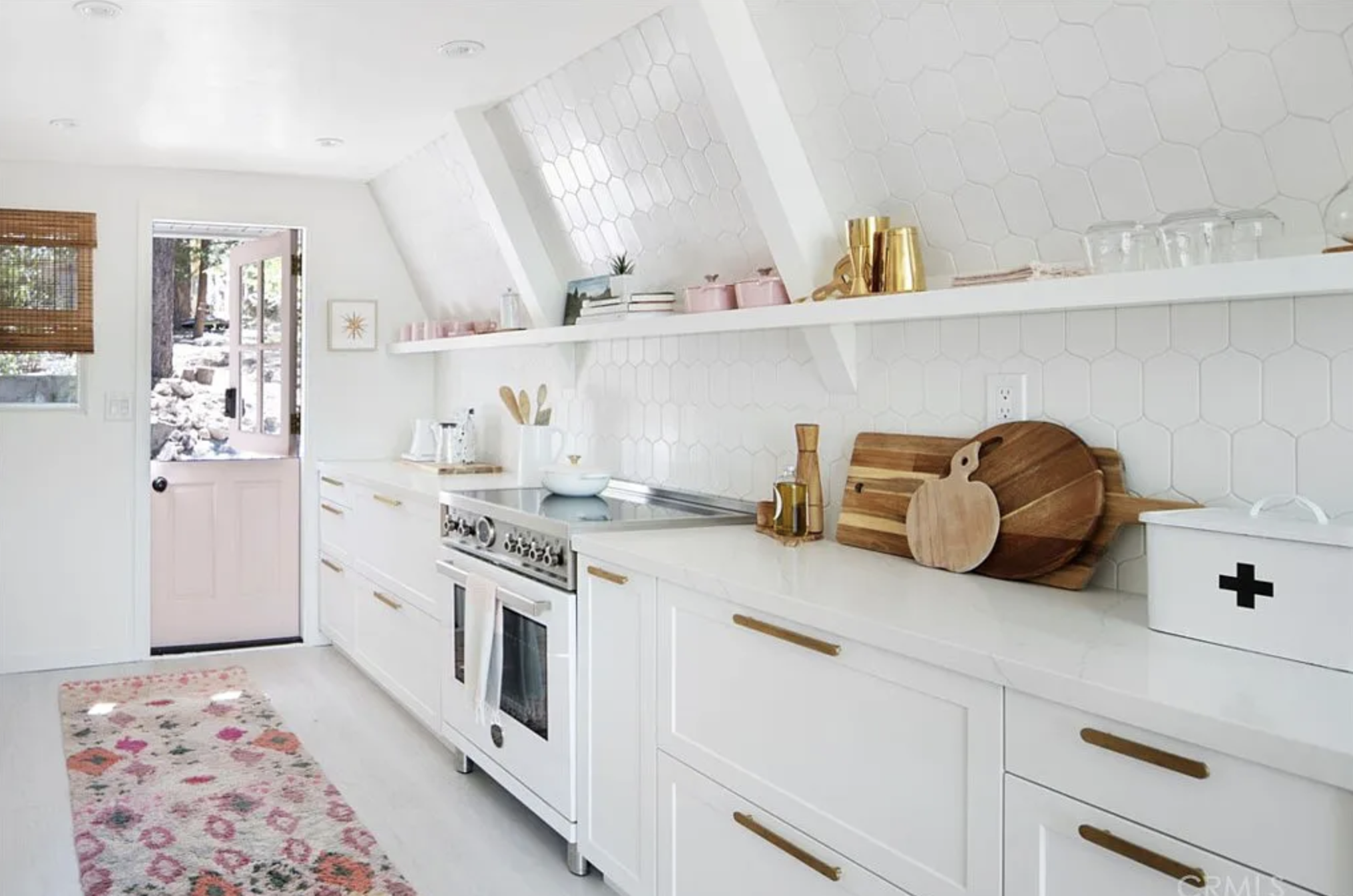 little-apple-a-frame-white-cabin-pink-door-in-the-mountains-lake-arrowhead-running-springs