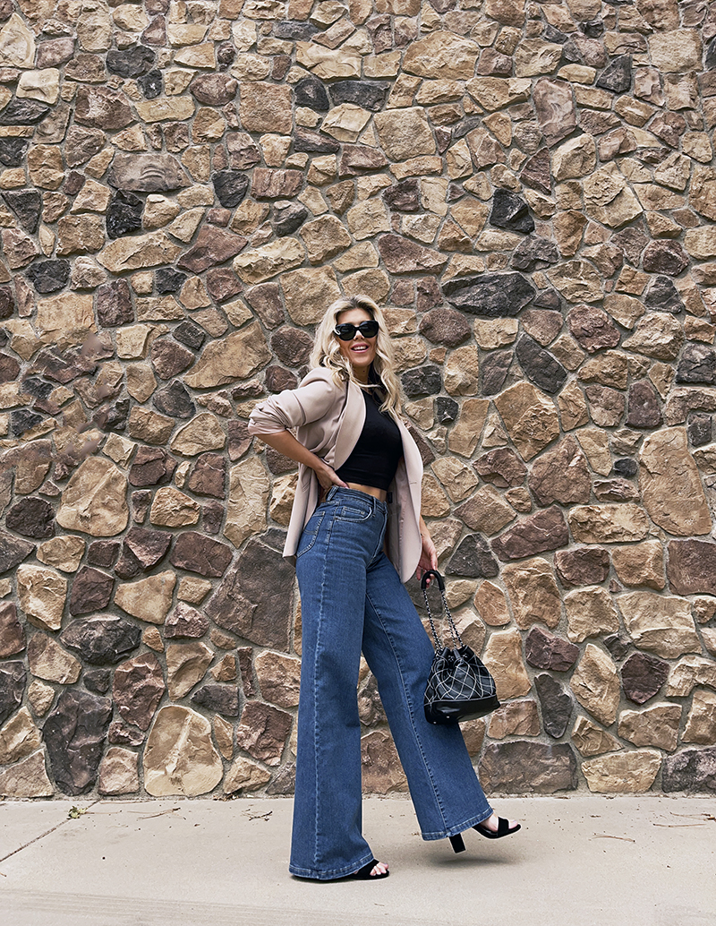 casual fall style, autumn look, wide leg jeans, high waist jeans, jeans and blazer, vintage style, 90s look, retro style, fall outfit, new look jeans, jeans and blazer, crop tops