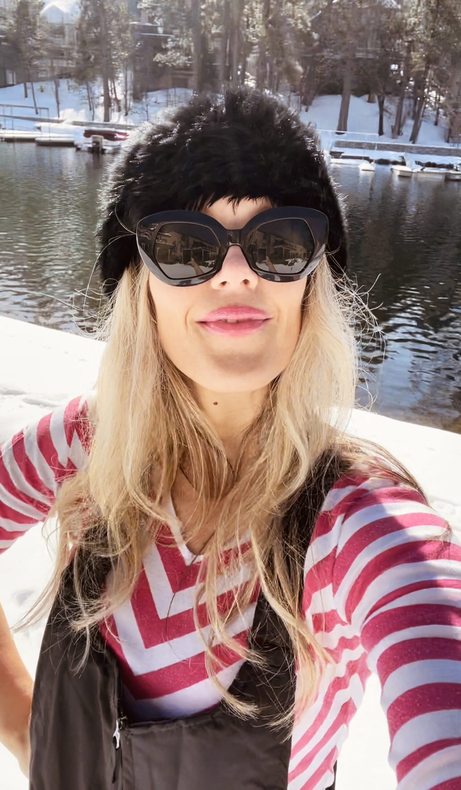 black and pink, black furry beanie, snow style, vintage black sunglasses, pink lips