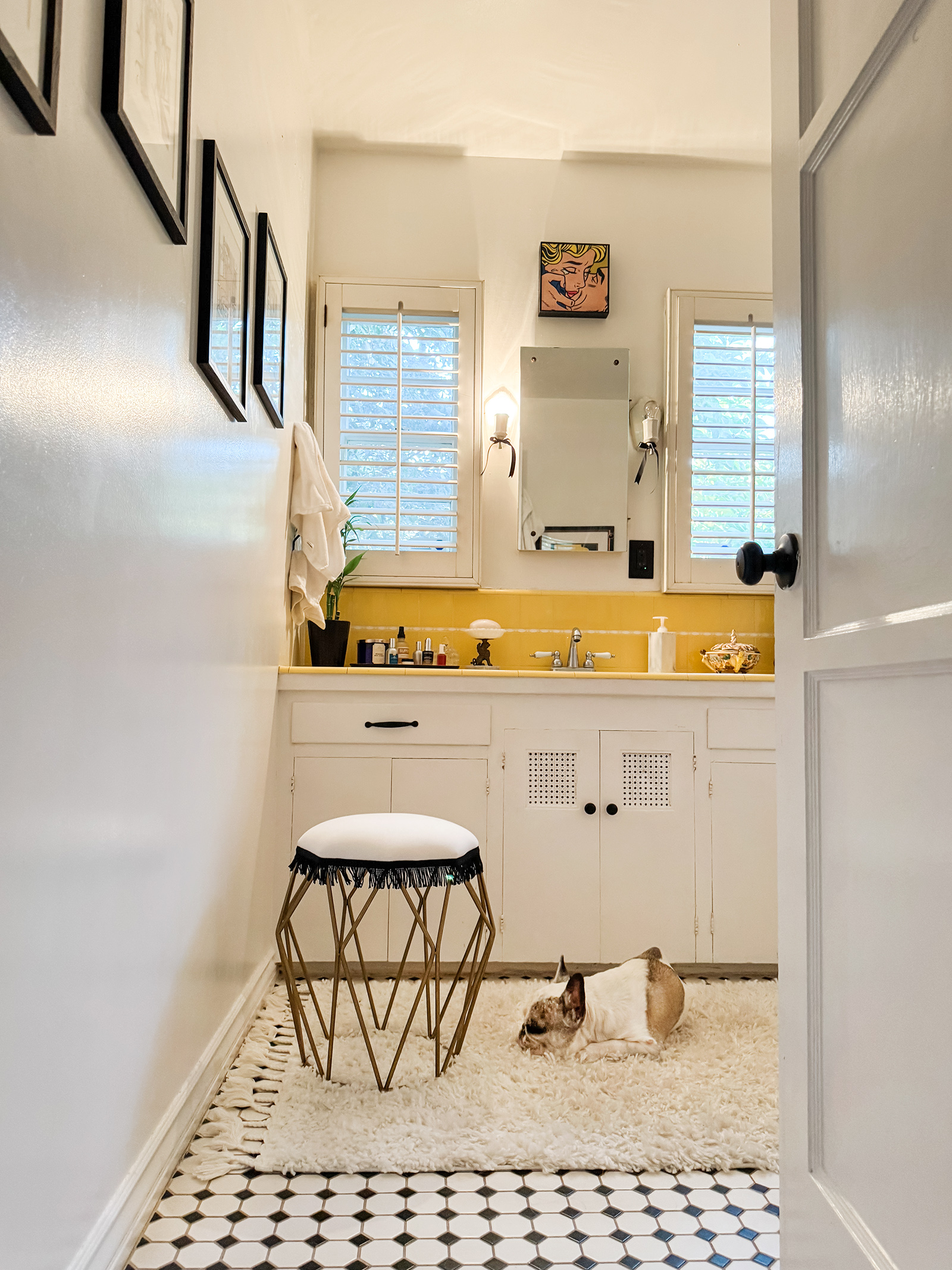 Old Hollywood retro vintage bathroom, black and white and yellow bathroom