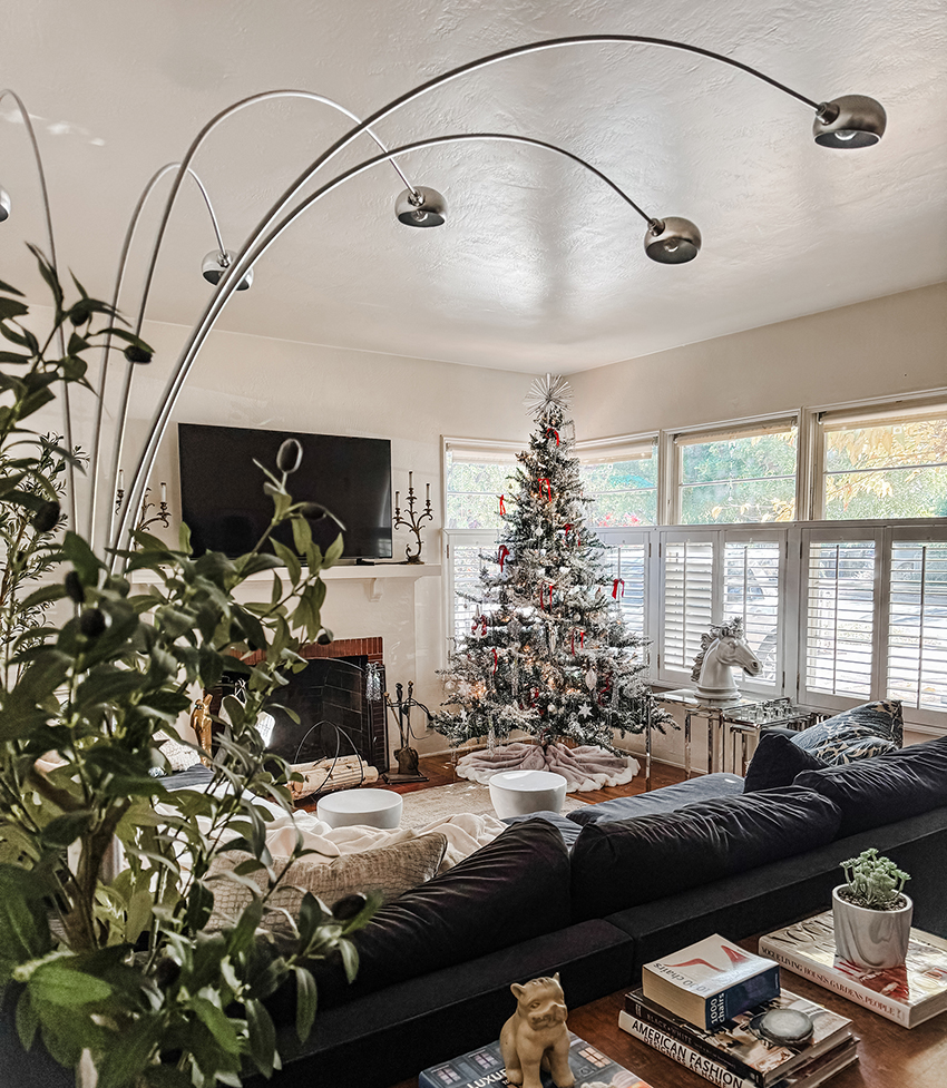 2024 Christmas - living room with tinsel tree with red bows