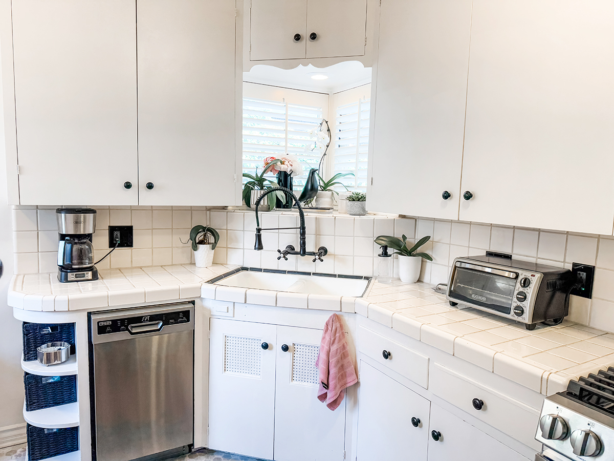 vintage 1940s small black and white kitchen